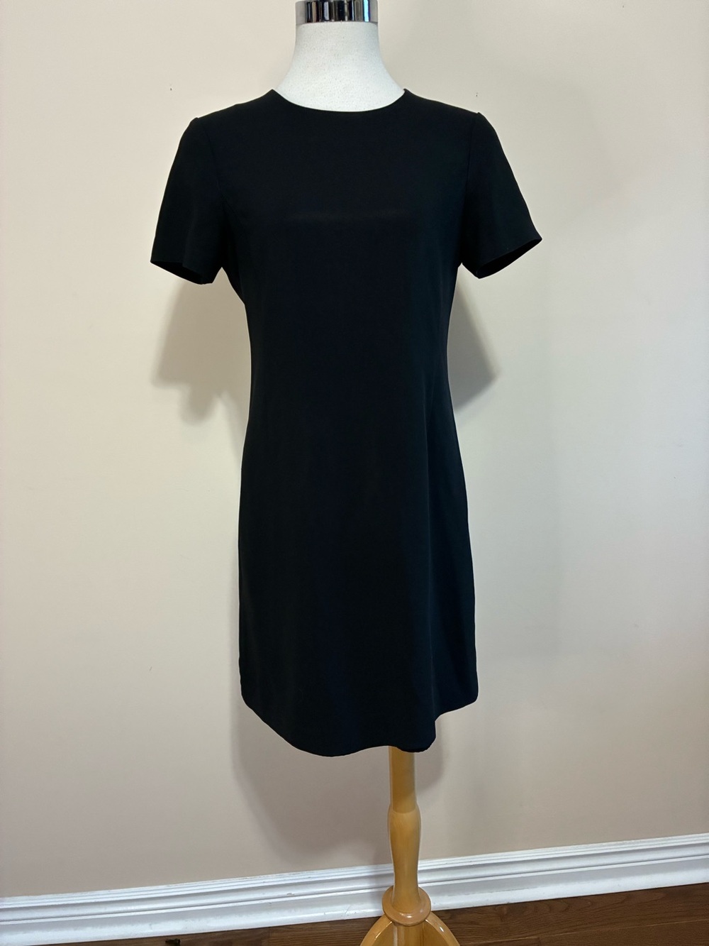 Theory “Jatinn Modern Crepe”Classic Black Short-Sleeve Shift Dress